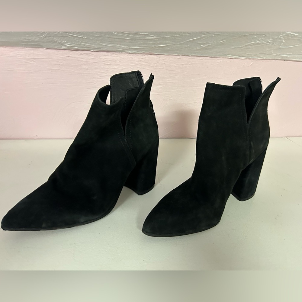 Steve Madden Black Suede Heeled Ankle Boots with Chunky Heel and Pointed Toe